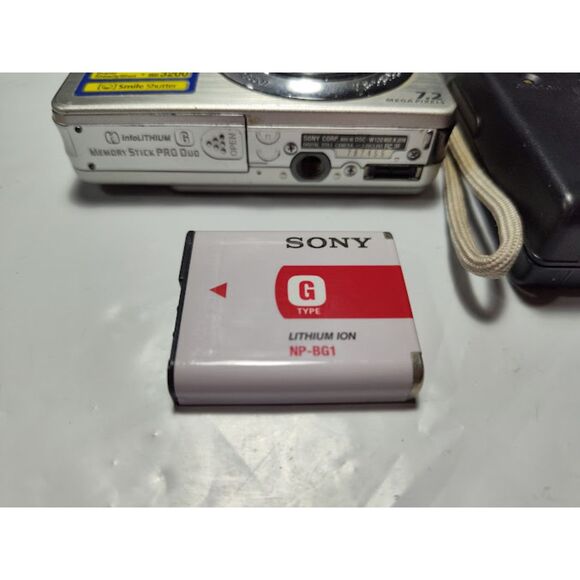 Sony Cybershot 7.2 Meg Pixels DSC-W20 Digital Camera With Battery & Charger - Picture 2 of 8